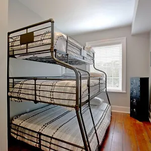 Holiday home Newly Renovated 4 Bed 3 Bath And 2 Parking Spots